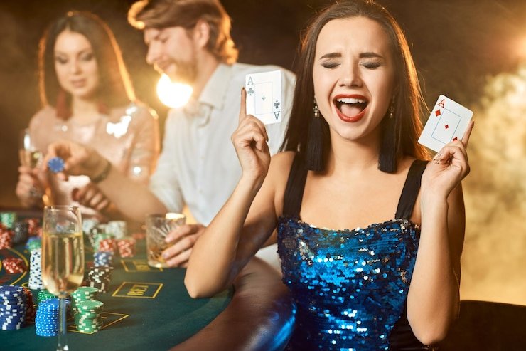Pengguna menyiapkan ponsel sebelum unduh APK